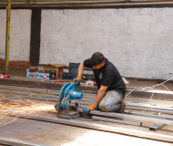 اعمال تجهيز لعبة سيارات التصادم الكهربائية في حديقة الحيوانات الوطنية