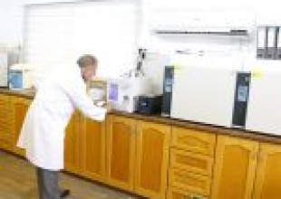 بلدية قلقيلية تحقق انجازا جديدا بحصولها على ترخيص واعتماد المختبر