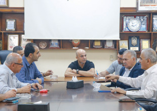 لقاء يجمع رئيس بلدية قلقيلية مصطفى صلاح واعضاء المجلس البلدي بامين سر حركة فتح محمود ولويل ابو جهاد