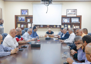 لقاء يجمع رئيس بلدية قلقيلية مصطفى صلاح واعضاء المجلس البلدي بامين سر حركة فتح محمود ولويل ابو جهاد