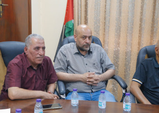 لقاء يجمع رئيس بلدية قلقيلية مصطفى صلاح واعضاء المجلس البلدي بامين سر حركة فتح محمود ولويل ابو جهاد