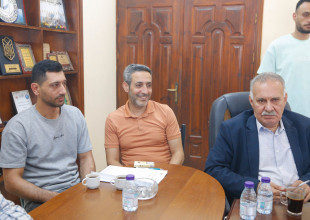 لقاء يجمع رئيس بلدية قلقيلية مصطفى صلاح واعضاء المجلس البلدي بامين سر حركة فتح محمود ولويل ابو جهاد