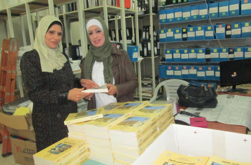 مكتبة بلدية قلقيلية العامة تهدي نسخة من اصدار حديث عن قلقيلية للمكتبات المدرسية.