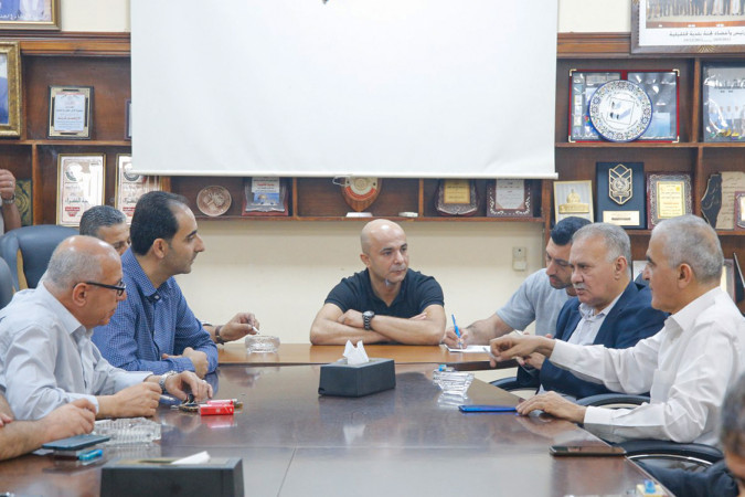 لقاء يجمع رئيس بلدية قلقيلية مصطفى صلاح واعضاء المجلس البلدي بامين سر حركة فتح محمود ولويل ابو جهاد