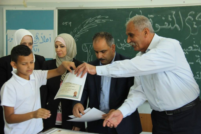 توزيع منحة الطالب المتفوق في مدارس الوكالة في المدينة