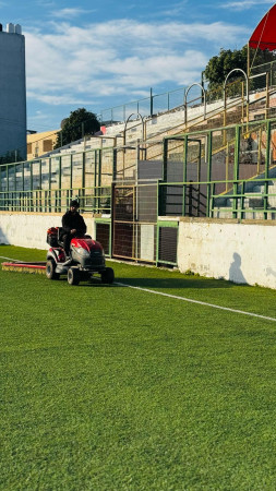 قسم الحديقة - الملاعب صيانة العشب ضمن اعمال المتابعة للملعب البلدي