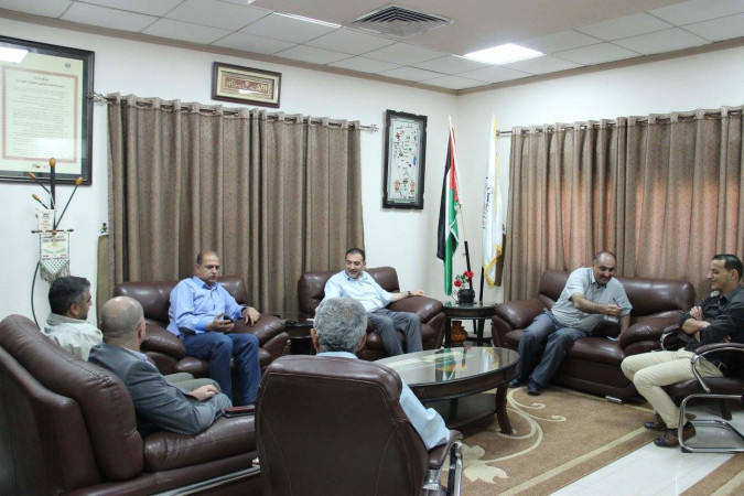 رئيس بلدية قلقيلية د. هاشم المصري يستقبل في مكتبه وفدا من لجنة تسجيل اضرار الجدار