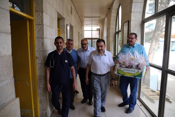 رئيس بلدية قلقيلية في جولة تفقدية للمرضى في مستشفيات قلقيلية